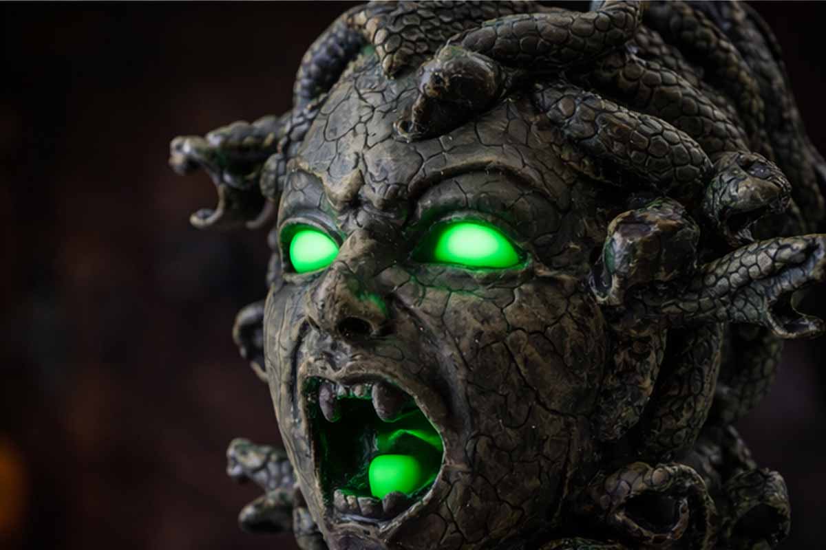 Halloween-horror-decoration-Medusa-statue