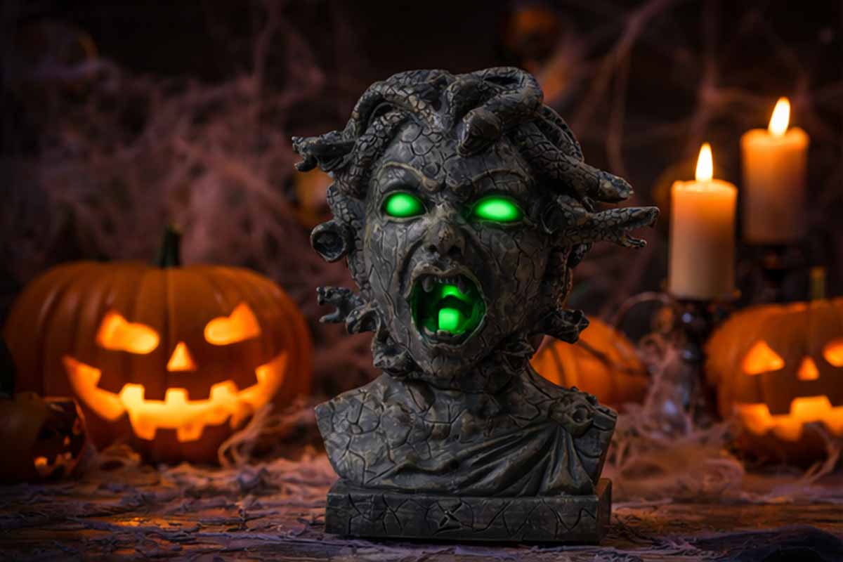 LED-Medusa-head-Halloween-decoration-with-glowing-green-eyes