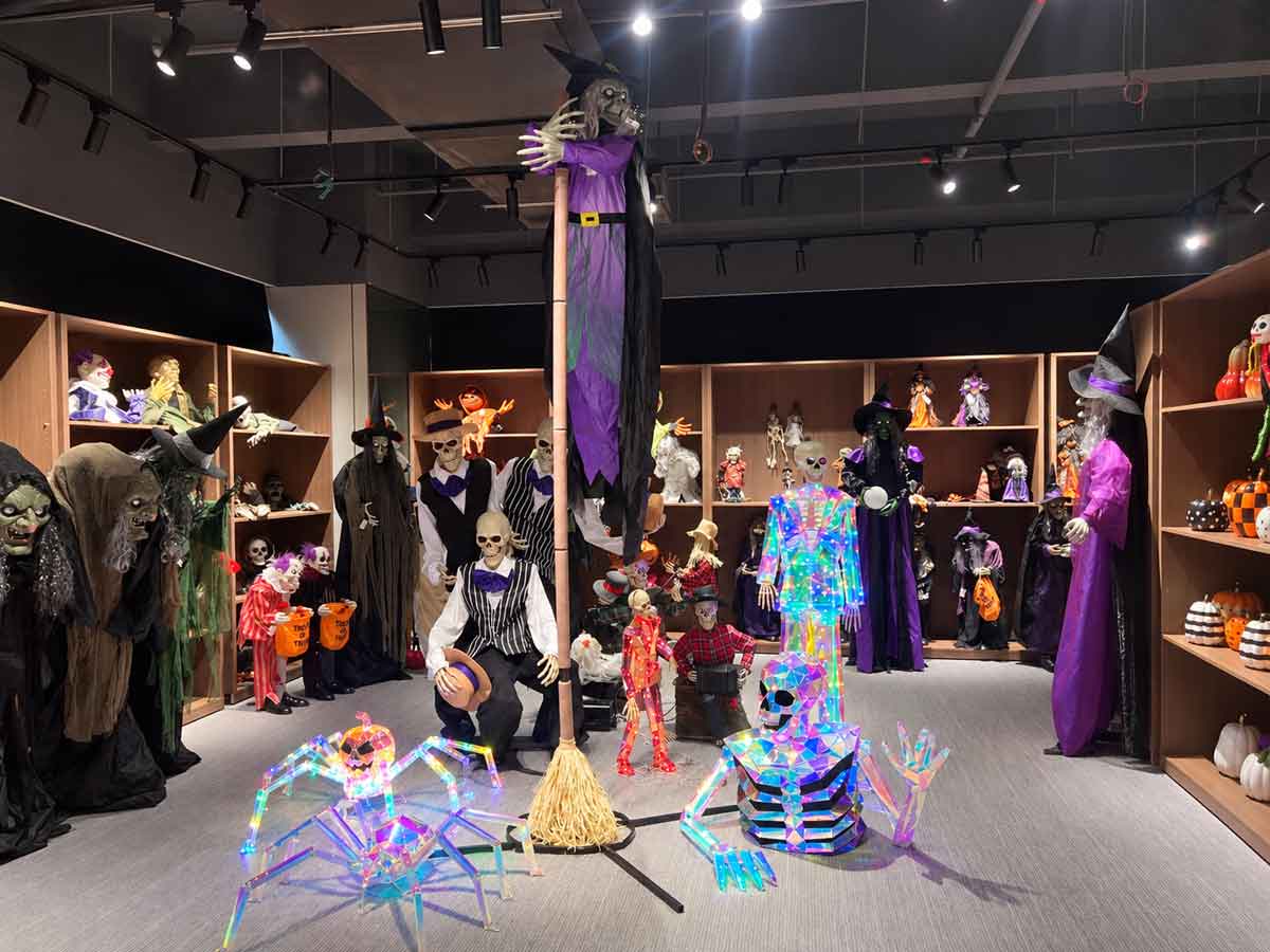 syl halloween showroom